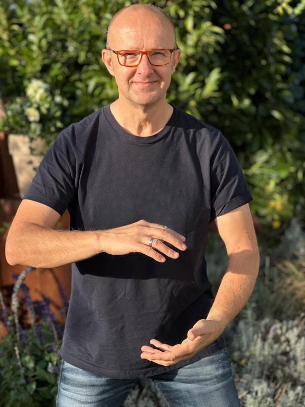 Qigong-Lehrer in einer Übungshaltung